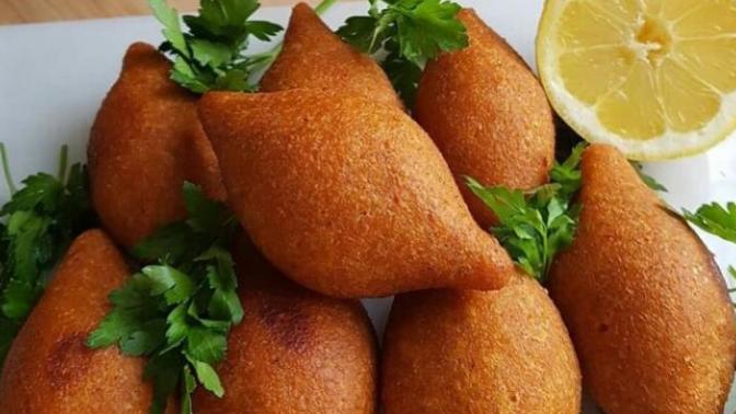 Köftelerin Baştacı, Bol Kıymalı İncecik Hamurlu İçli Köfte Tarifi!