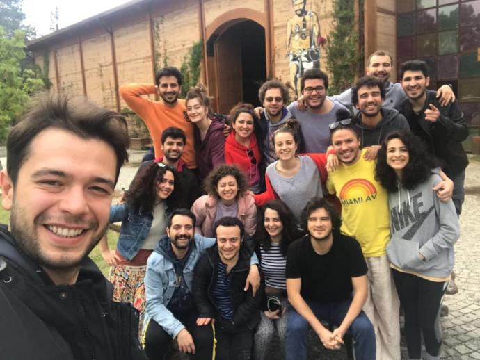 O, Güldürme Sanatının En Son Temsilcilerinden: Çok Güzel Hareketler Bunlar 2nin Göz Bebeği Hamza Yazıcı KizlarSoruyorda!