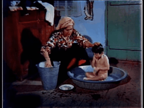 Banyo olan çocuk