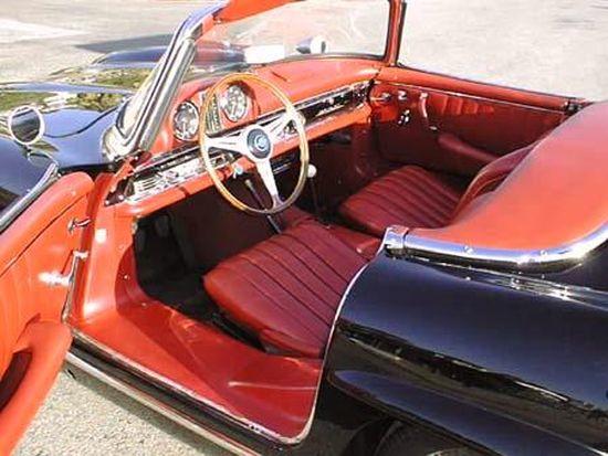 Cabrio modelin kapıları doğal olarak tavana doğru açılmıyordu