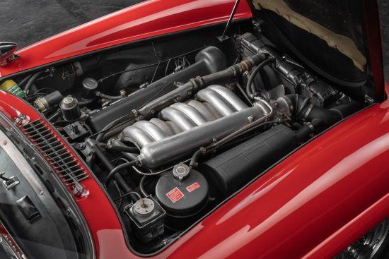 3 litrelik sıralı 6 silindirli motor 175 beygir gücündeydi.