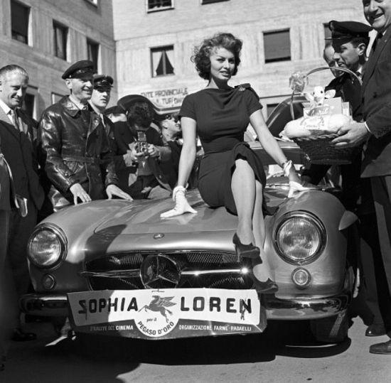 Sophia Lorene hediye edilan 300 SL martı kanatlı araba