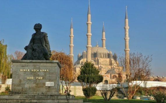 Mimar Sinan heykeli ve arkasında ustalık eseri Selimiye
