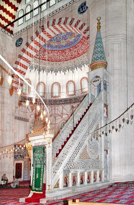 Minberdeki mermer işçiliği muhteşemdir.