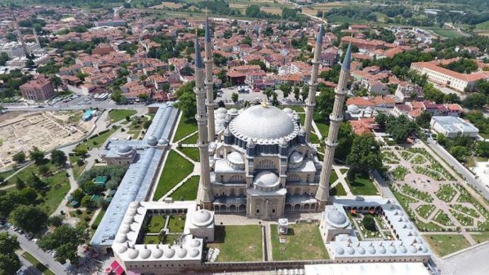 Yazısıyla Ünlü, Yapısıyla Ünlü, Kapısıyla Ünlü Üç Cami