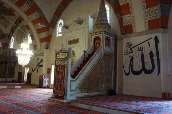 Minberin yanındaki Allah-Muhammed yazıları iç içe geçmiştir.