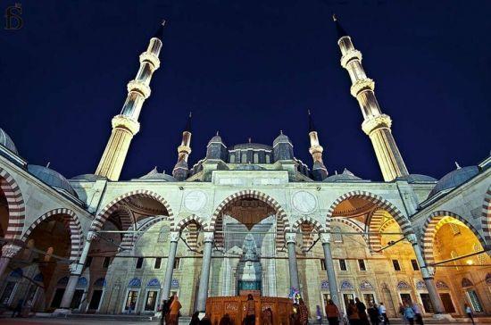 Revaklı avludan caminin ihtişamını gözler önüne seren bir fotoğraf