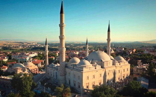 3 şerefeli cami 5 kubbelidir. 4 minaresi de farklı zamanlarda yapılmıştır