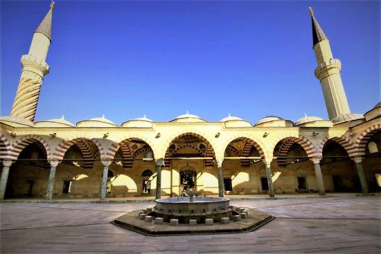 Revaklı avlu ve şadırvanı