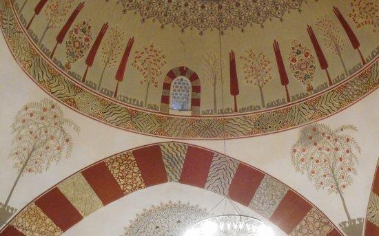 Osmanlı mimarisinde pek kullanılmayan ağaç ve çiçek süslemeleri de harikadır Eski camide
