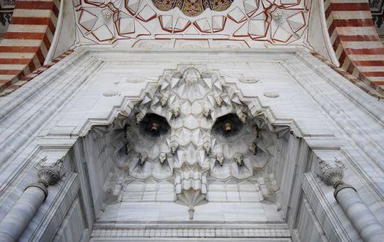 Külliyenin mermer ve taş işçiliği sanat şaheserleridir.