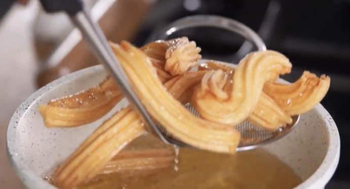 Yiyenleri Lezzetiyle Çıldırtan Çılgın İspanyol “Churros” Tatlısı Tarifi!