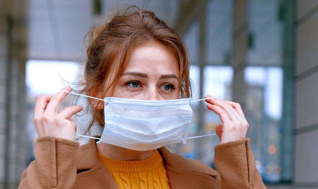 Covid-19dan Korunmaya Çalışırken Sivilcelere Yakalanmayın! Cerrahi Maske Takarken Cildimizi Nasıl Koruyabiliriz?