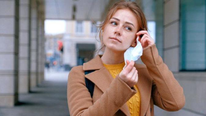 Covid-19'dan Korunmaya Çalışırken Sivilcelere Yakalanmayın! Cerrahi Maske Takarken Cildimizi Nasıl Koruyabiliriz?