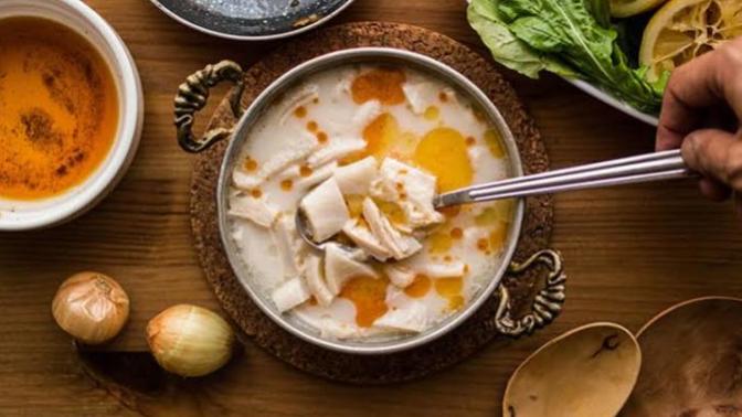 Parmaklarınızı Yedirecek Sarımsak ve Acı Soslu, Terbiyeli İşkembe Çorbası Tarifi 😋