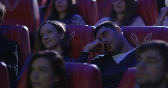 Film İzleme Keyfinizi Berbat Eden İnsan Tipleri