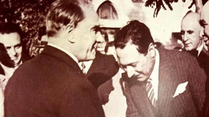 Reşit Galip bey Atatürk’ün elini öperken