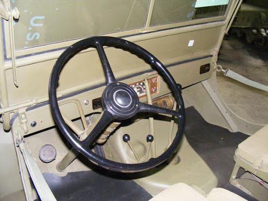 Ford GPWde el freni vites kolunun yanında dikey olarak yerleştirilmişti.