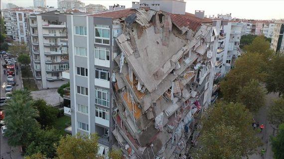 İzmir depreminde yıkılan binalardan biri