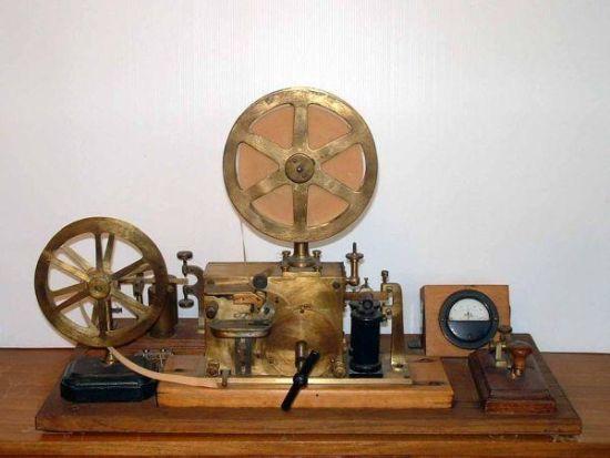 Samuel Morse tarafından geliştirilen telgraf cihazı dünyada ilk elektrikle çalışan haberleşme aracıydı.