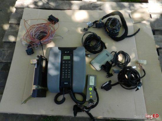 1990larda kullanılan araç telefonlarından biri ekipmanlarıyla birlikte set halinde