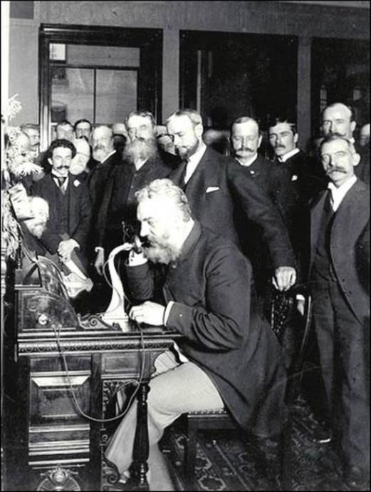 Alexander Graham Bell ilk ticari telefon tanıtımını yaparken