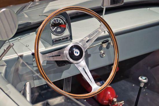 Rallilerde kullanılan BMW 700 iç kokpit tasarımı piyasaya satılanlardan farklıydı