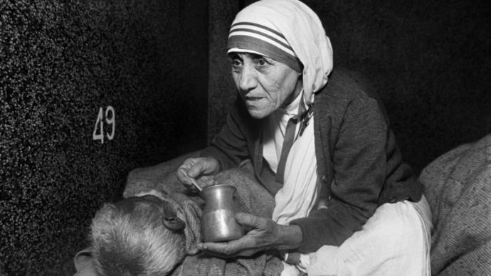 Hayatını Sevgiye Ve İyiliğe Adamış Biri: Rahibe Teresadan Alıntılar!