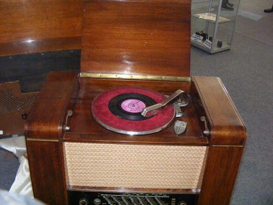 Lambalı radyo üzerine entegre edilmiş bir pikap