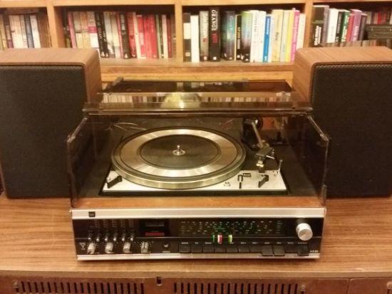 Transistörlü radyo ile entegre edilmiş pikap hem 33lük hem 45lik plak çalabiliyordu