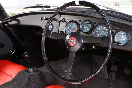 Toyota Sport 800ün iç tasarımı da oldukça sade ama güzeldi