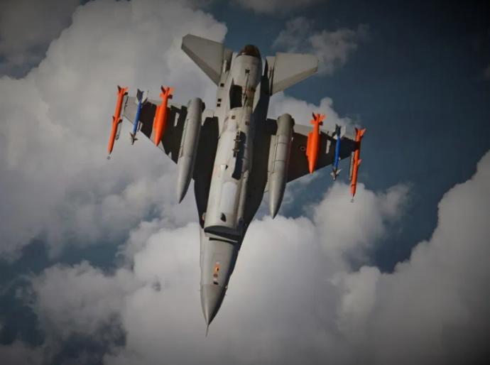 Tendurek termobarik deneme kanat alti istasyonunda yakit tanklarinin iki yaninda buyuk turuncu olanlar..