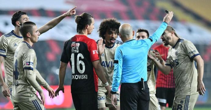 Taraftar Böyle Kafa Yapısına Sahip Oldukça Fenerbahçe Şampiyon Falan Olmaz!