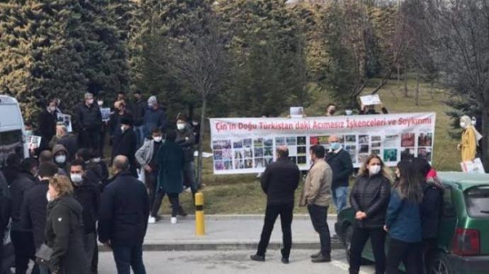 Aileleri ve diğer yakınları için Çin Büyükelçiliği önünde olan hemşehrilerim