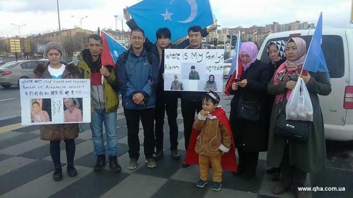 Çinin  Ankara  Büyükelçiliği Önünde Nöbet Tutan #DoğuTürkistan Kamp Mağduru Yakınlarına Polisten Müdahale