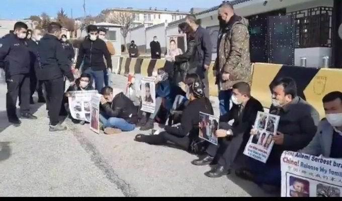 Çinin  Ankara  Büyükelçiliği Önünde Nöbet Tutan #DoğuTürkistan Kamp Mağduru Yakınlarına Polisten Müdahale