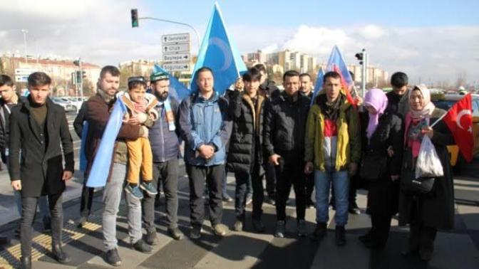 Çin'in  Ankara  Büyükelçiliği Önünde Nöbet Tutan #DoğuTürkistan Kamp Mağduru Yakınlarına Polisten Müdahale