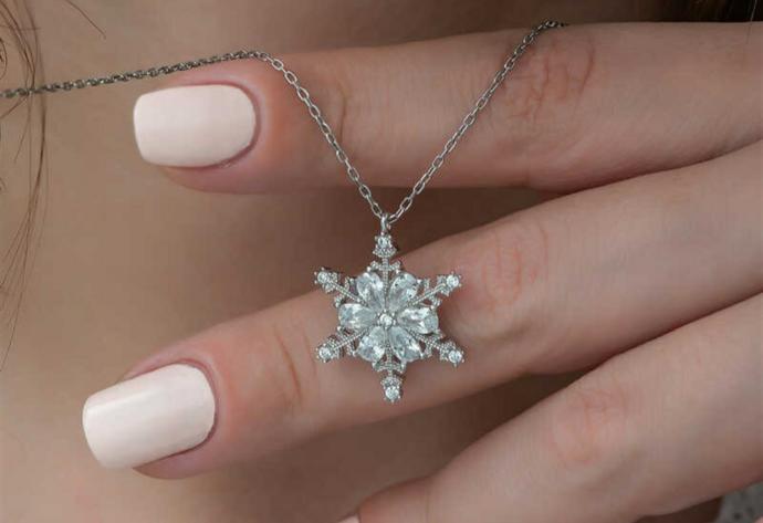 Romantik Erkekler Kendini Belli Etsin: Sevgililer Gününde Hediyeniz Ve Verirken Söyleyebileceğiniz Afilli Sözler!