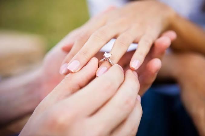 Romantik Erkekler Kendini Belli Etsin: Sevgililer Gününde Hediyeniz Ve Verirken Söyleyebileceğiniz Afilli Sözler!