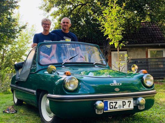 Halen BAG Spatz otomobiline binen mutlu bir çift