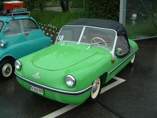 Soft top tentesi sayesinde yağmurdan korunan otomobilde sadece şöför tarafında cam sileceği vardı