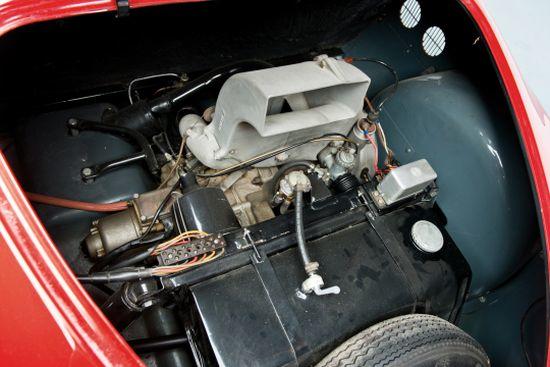 10,2 beygir gücündeki 2 zamanlı motor, yakıt tankı ve stepne bir aradaydı.