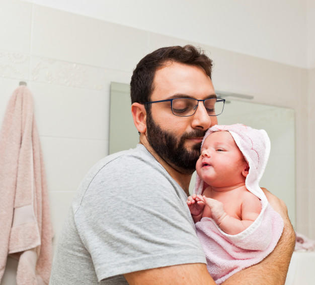 Bebek ve Baba Arasındaki Bağı Kuvvetlendirmek: Babalar Bebek Bakımında Aktif Rol Almalı