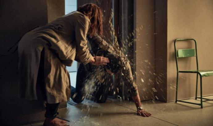 Cathy, film boyunca Lewisin elinden kurtulmaya çalışıyor...