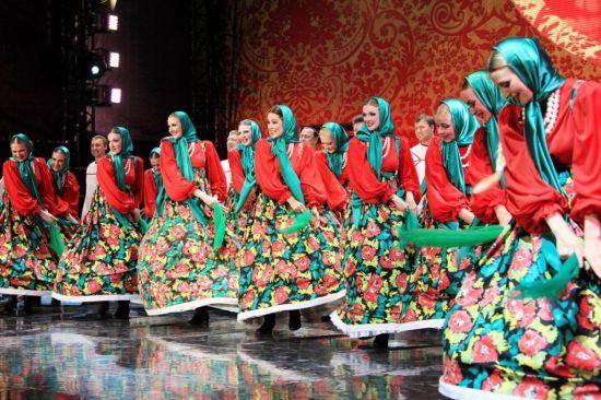 Baş örtücü ve bol kadın kıyafetleri bütün doğu avrupaya Rus kültüründen yayılmıştır.