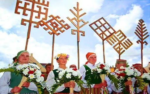 Letonyadaki paganların elindeki şekillere bakın. Kilim desenlerimize ne kadar çok benziyor