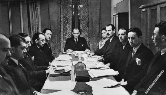 Atatürk Türk dil kurumu toplantılarından birinde
