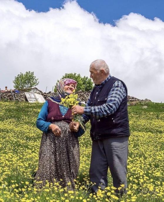 Onlar Dünyanın En Havalı Çifti: Giyimleriyle Şapka Çıkartan ve İnsanın İçini Açan Yaş Almayan Çift Fenomen Olma Yolunda