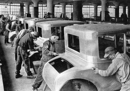ABD dışındaki Ford fabrikalarından birinde arabaların kaportası üretim halinde