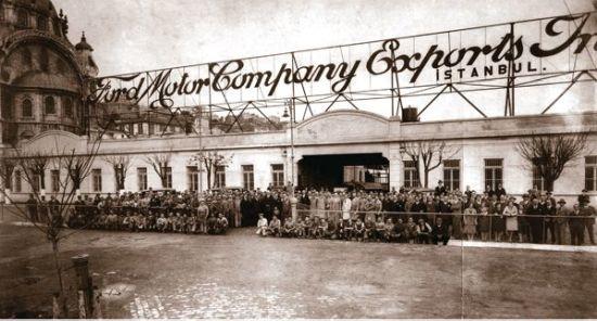 1929da Ford İstanbul kabrikasının açılışından sonra çalışanların çekildiği hatıra fotoğrafı